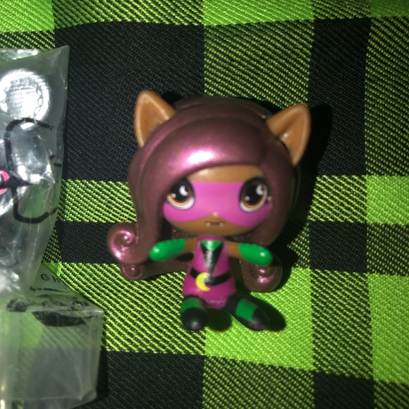 MONSTER HIGH MINI’s - Frankie Mermaid, Catty Noir Teddy + Clawdeen Super Ghoul! - Picture 3 of 6